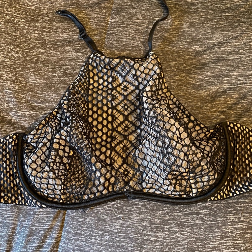 3/$20 NWT Victoria’s Secret black and cream halter bra